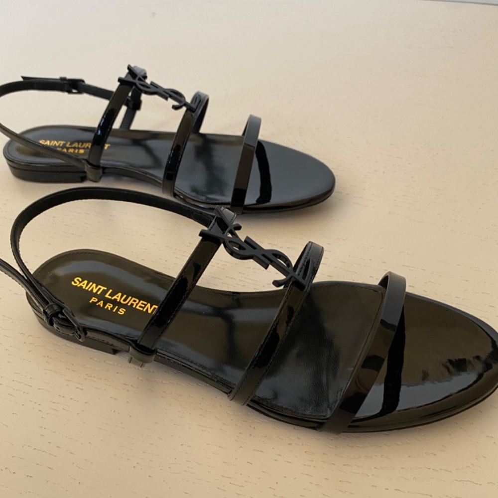 CASSANDRA FLAT SANDALS IN PATENT LEATHER WITH BLACK MONOGRAM - Picture 3 of 6